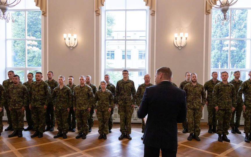 Эстонские военнослужащие, служащие в зарубежных миссиях, награждены медалями за миссию